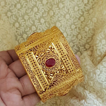 Gold Polished Luxurious Design Broad Kara/Bangle