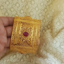 Gold Polished Luxurious Design Broad Kara/Bangle