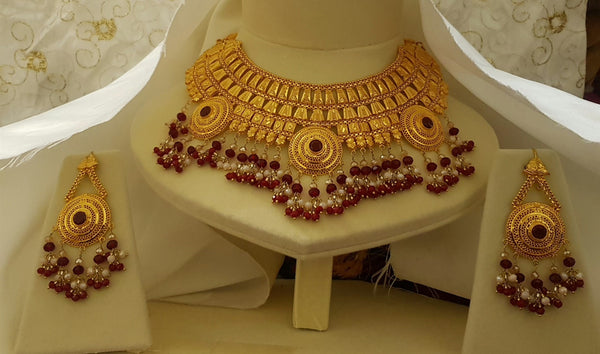 Lustrous Gold Look Necklace