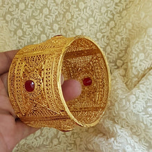 Gold Polished Luxurious Design Broad Kara/Bangle