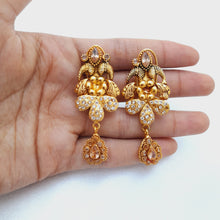 Detail Gold Polish Dark Sea Green Pearl Earrings