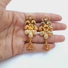 Detail Gold Polish Dark Sea Green Pearl Earrings