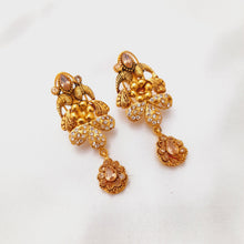 Detail Gold Polish Dark Sea Green Pearl Earrings