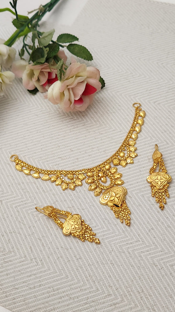 Royal Golden Reflection Necklace – Elegant Fashion Jewelry for Women