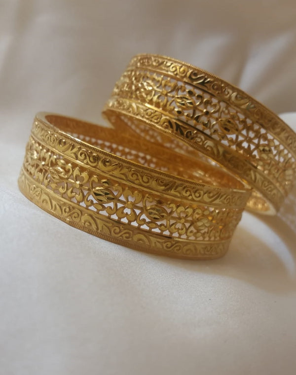 Timeless Splendor Gold Look Bangles