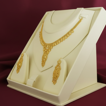 Glittering Glimpse Necklace