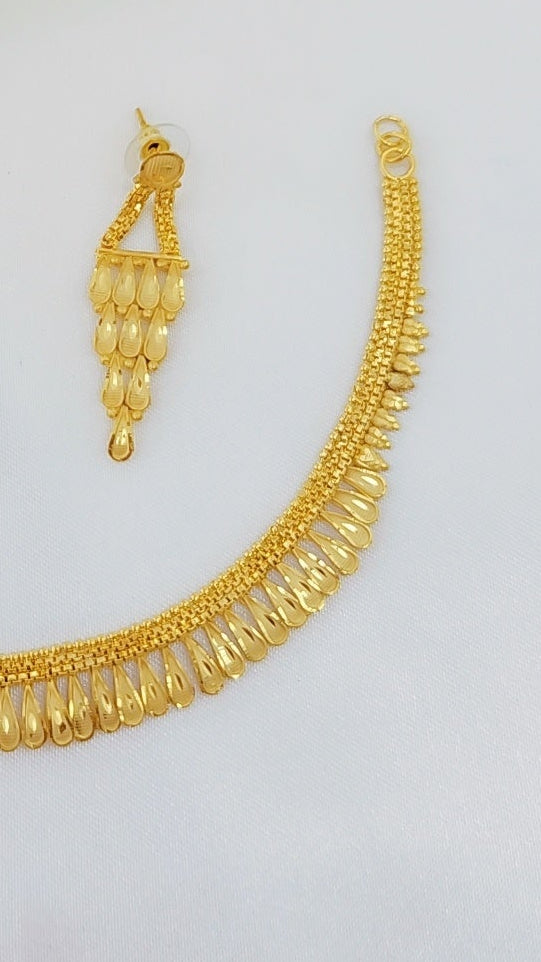 Radiant Gold-Coated Necklace – Opulent Bridal Jewelry