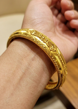 Aureva Shine Kara | Elegant Golden Minimalism