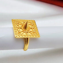 Elegant Timelessness with Modern Charm Ring - adjustable in size