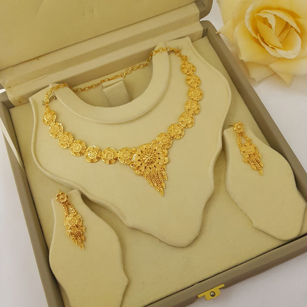 Beautiful Luxurious Gold Polished Necklace Set