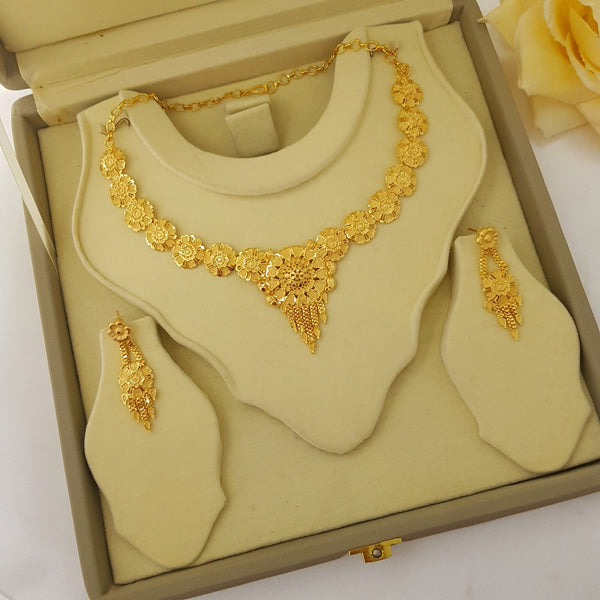 Beautiful Luxurious Gold Polished Necklace Set