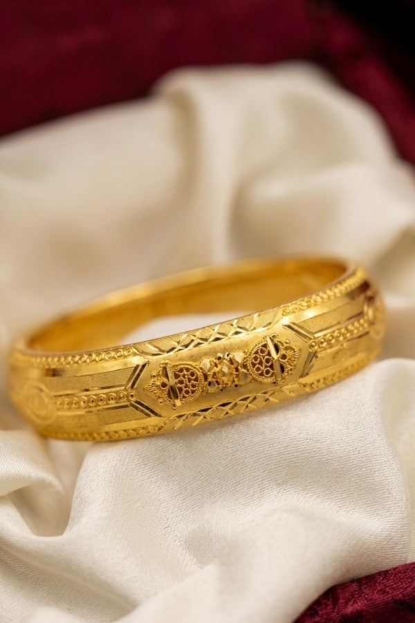 Aureva Shine Kara | Elegant Golden Minimalism