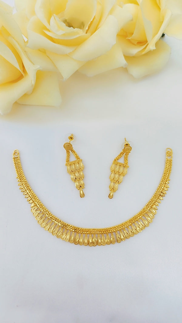 Radiant Gold-Coated Necklace – Opulent Bridal Jewelry