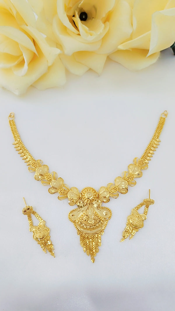 Aurora Radiance Gold-Plated Necklace – Exquisite Bridal Jewelry.
